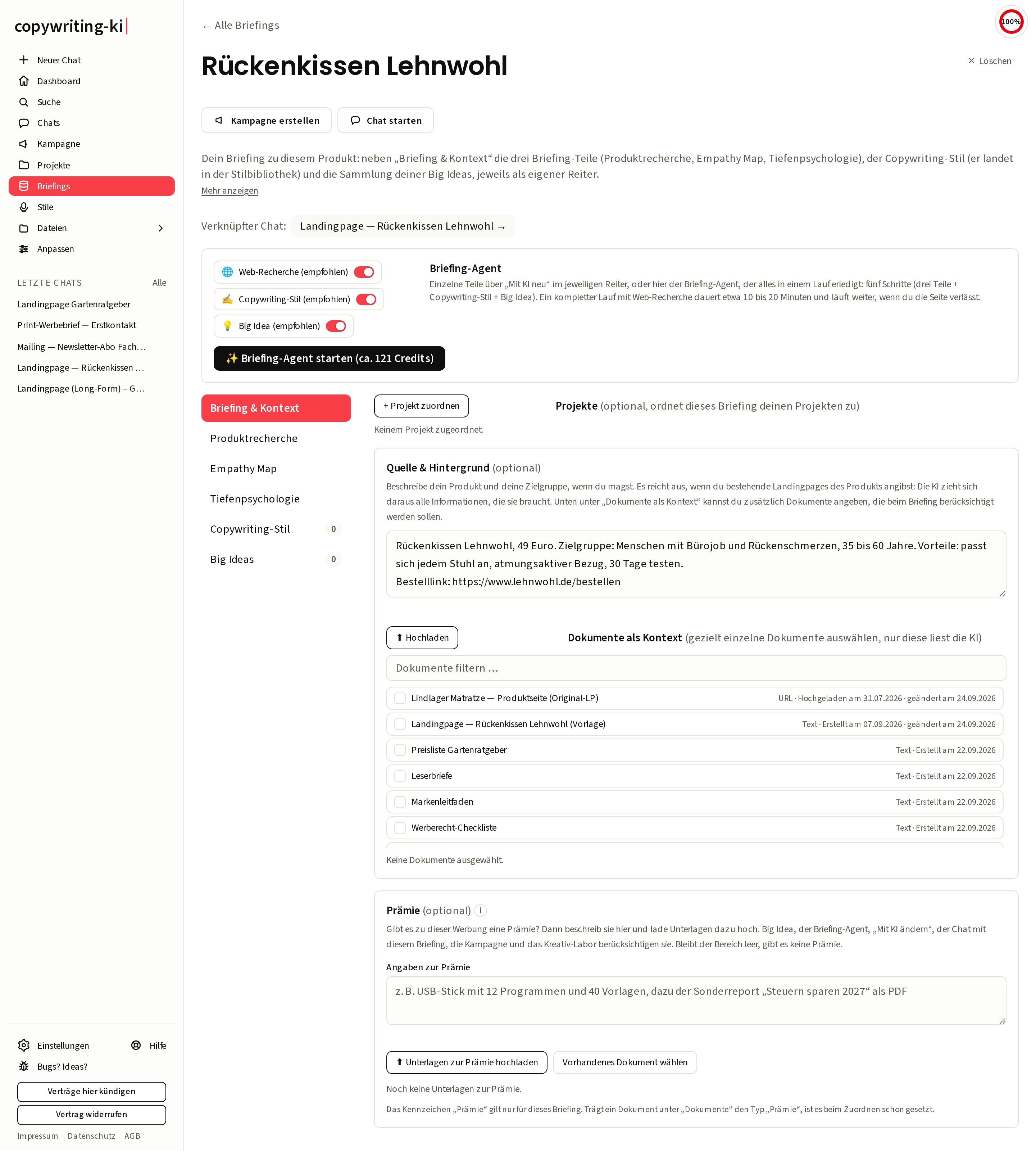 Ein frisch angelegtes Briefing: oben der Briefing-Agent, links die Reiter, rechts die Projektzuordnung, darunter Quelle & Hintergrund mit der Dokumentenliste, ganz unten die Prämie